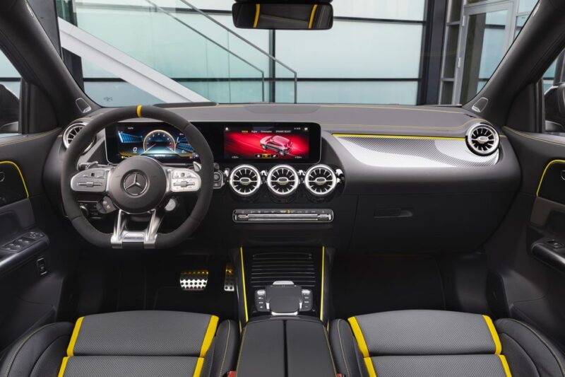 Mercedes-AMG GLA 45 S 4MATIC+ 2023 có khoang lái thể thao.