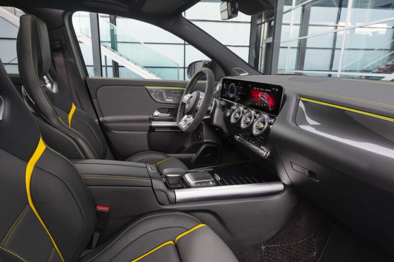 Mercedes-AMG GLA 45 S 4MATIC+ 2023 sử dụng màn hình 8 inch nối liền.