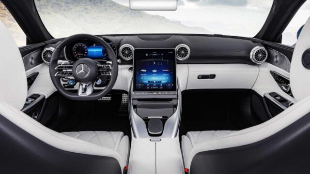 Khoang lái xe Mercedes-AMG SL 43 2022.