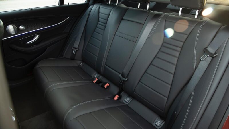 Mercedes-Benz E300 AMG 2022 với hàng ghế sau tương đối rộng rãi.