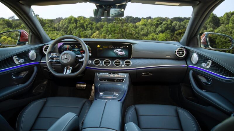 Mercedes-Benz E300 AMG 2022 có khoang lái cao cấp.