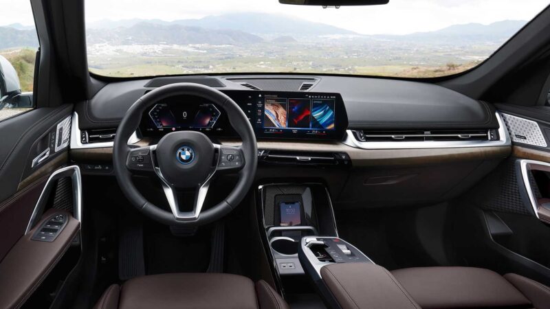 Khoang lái của BMW X1 2023 với nhiều cải tiến.