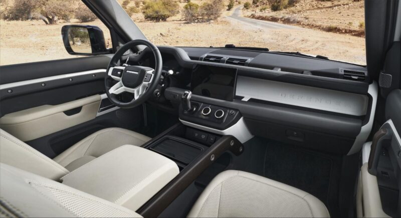 Land Rover Defender 130 2022 với không gian rộng rãi.