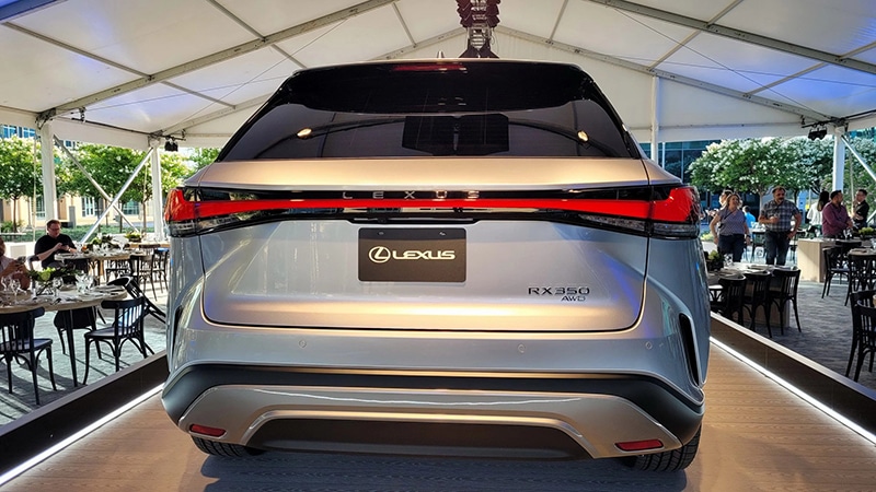 Lexus RX 2023 thay đổi toàn diện ở đuôi.