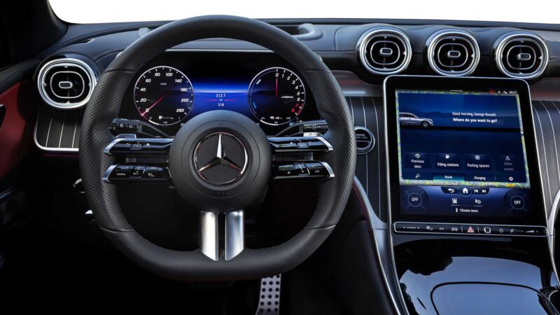 Vô-lăng Mercedes-Benz GLC 2023 trên bản cao cấp.