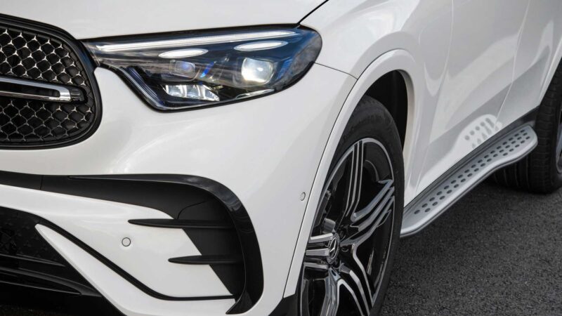 Đèn pha xe Mercedes-Benz GLC 2023 ứng dụng công nghệ hiện đại.