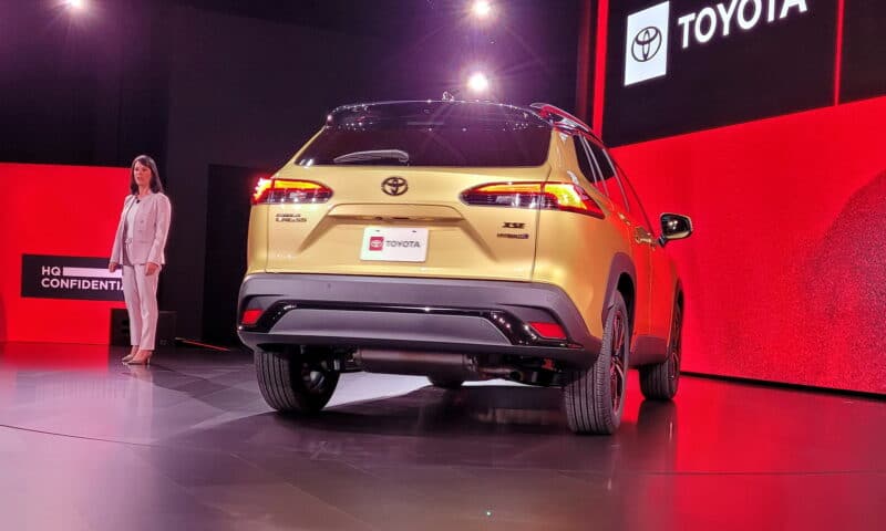 Toyota Corolla Cross 2023 với đuôi xe quen thuộc.