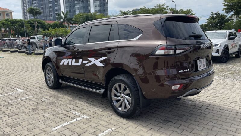Isuzu MU-X 2022 là lựa chọn SUV 7 chỗ giá rẻ mới.