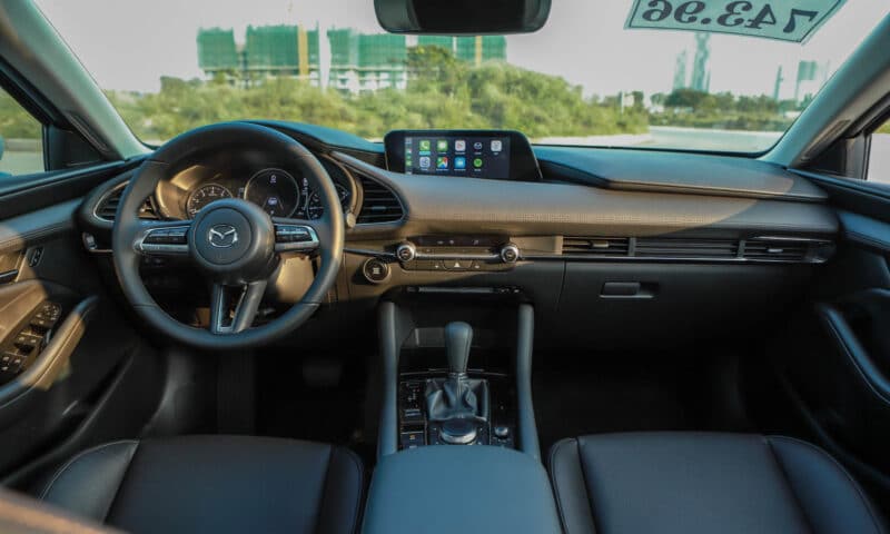 Mazda 3 sở hữu khoang lái đầy hiện đại, sang trọng.
