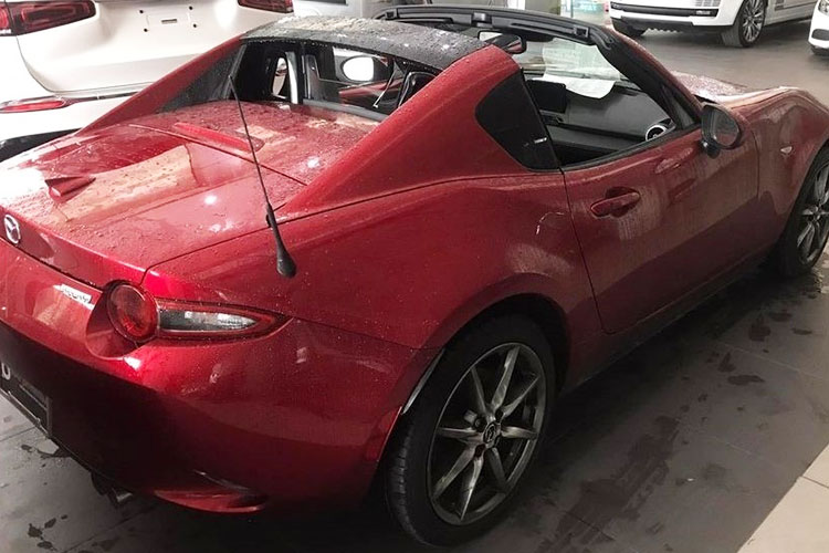 Chi tiết xe thể thao hai cửa Mazda MX 5 RF 2022 mui xếp cứng dầu tiên về Việt Nam 2