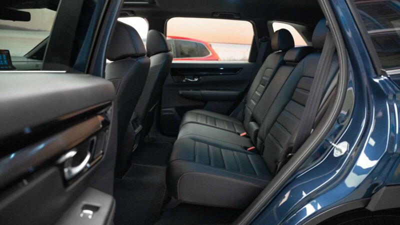 Honda CR-V 2023 rộng rãi hơn ở khoang hành khách.