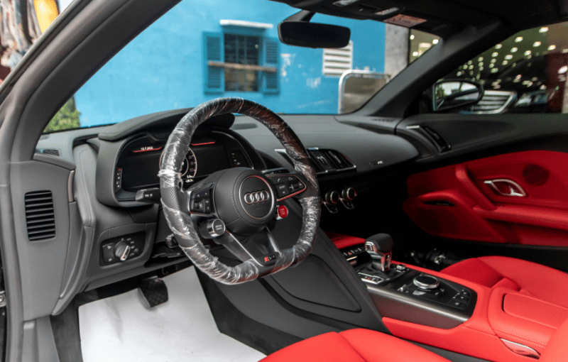 Audi R8 V10 Spyder 2022 có vô-lăng D-Cut thể thao.