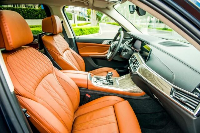 BMW X7 Pure Excellence 2022 có ghế da cao cấp.