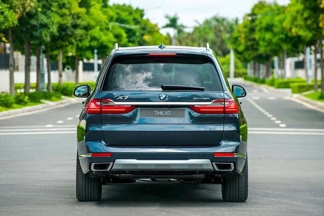 BMW X7 Pure Excellence 2022 có phần đuôi cân đối.