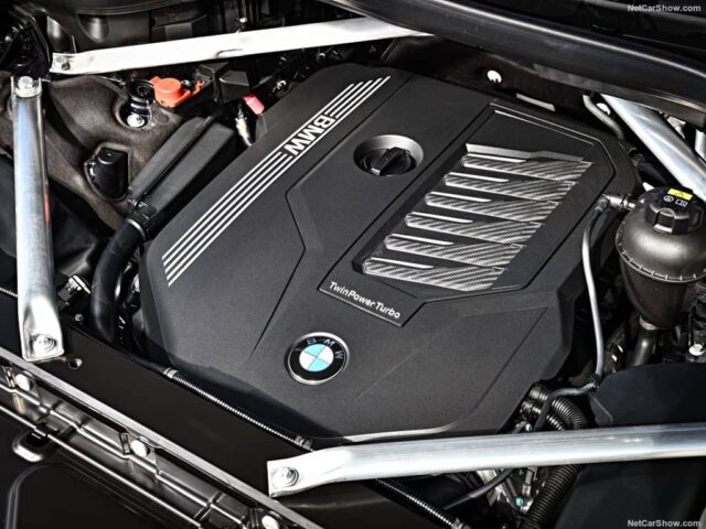 BMW X7 Pure Excellence 2022 dùng động cơ loại lớn.