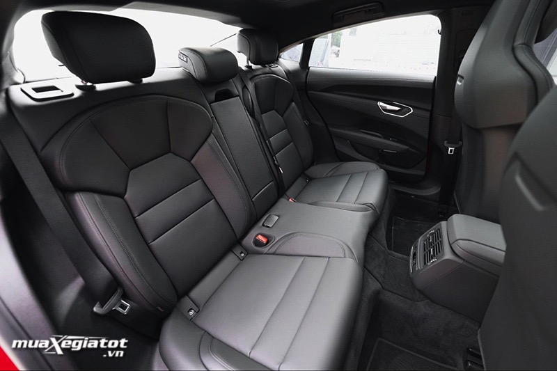Audi e-Tron GT 2022 có không gian ghế sau khiêm tốn.