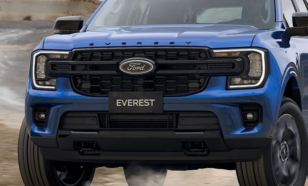 Ford Everest Sport 2.0L AT 4×2 2023 với đầu xe nổi bật.