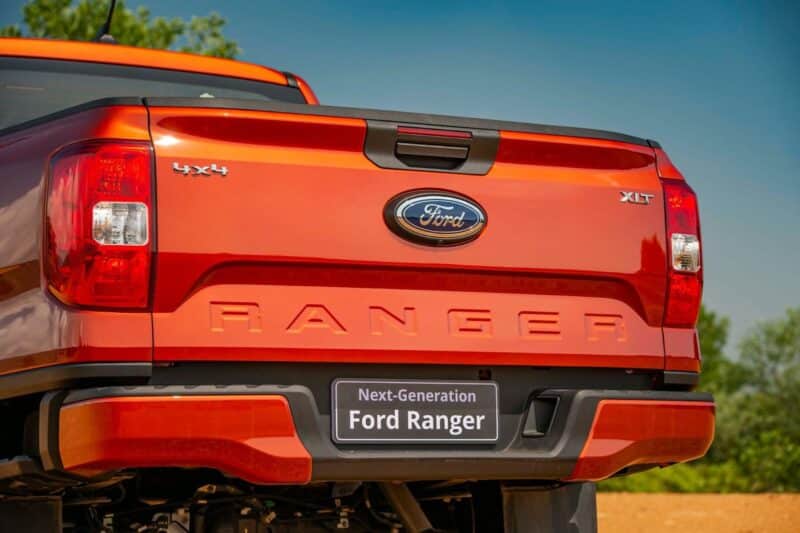 Ford Ranger XLT 2.0L 4x4 AT 2023 với đuôi xe mới mẻ.