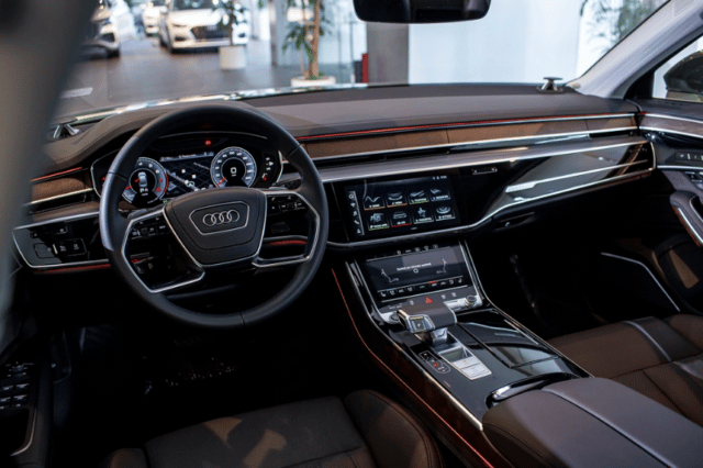 Audi A8L với khoang lái cao cấp.