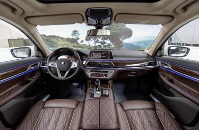 BMW 7-Series sở hữu khoang lái cao cấp.