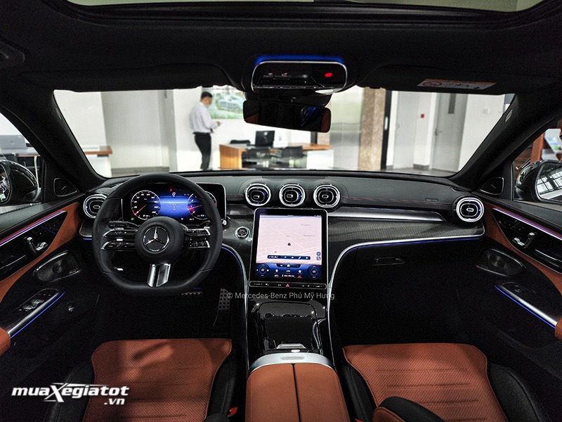 Mercedes-Benz C300 AMG 2022 với không gian thoáng đãng.