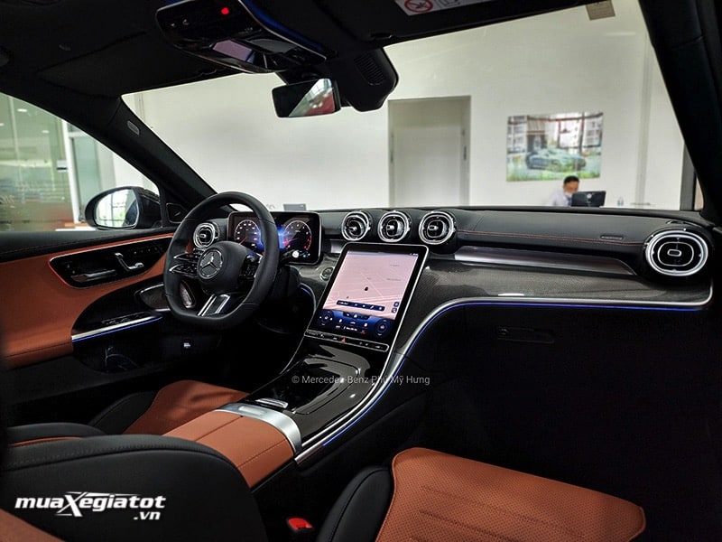 Mercedes-Benz C300 AMG 2022 sở hữu màn hình giải trí cỡ lớn.