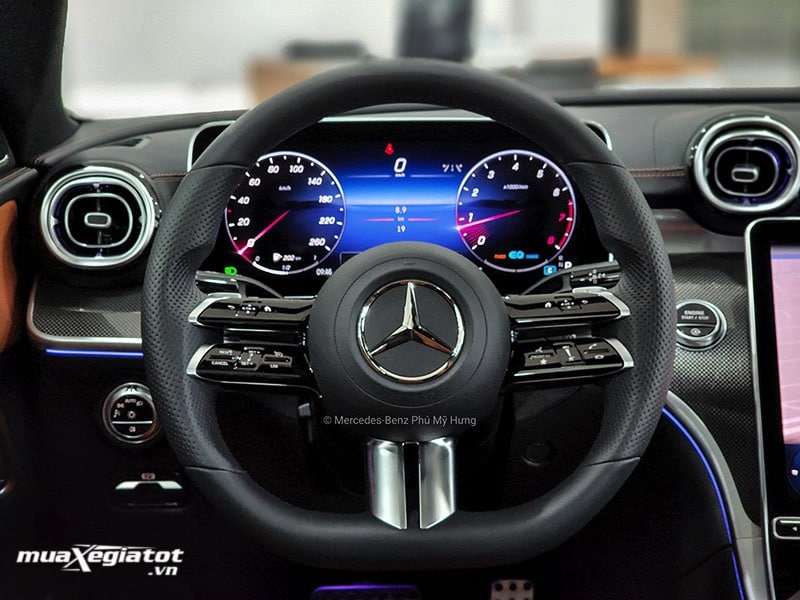 Mercedes-Benz C300 AMG 2022 có vô-lăng dạng D-Cut.