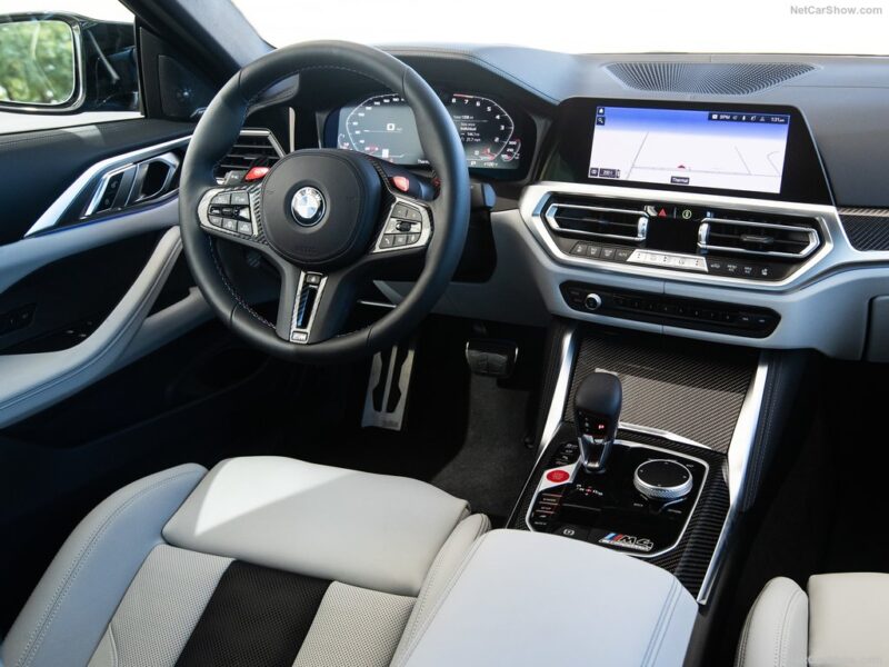 BMW M4 Competition 2022 có nhiều tiện nghi cao cấp.