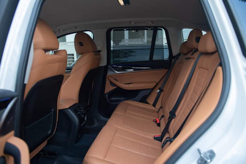 BMW X3 có khoang hành khách đủ rộng rãi.