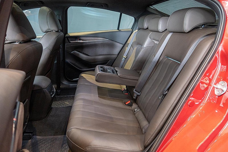 Không gian ghế sau xe Mazda 6 chưa quá thoải mái. 