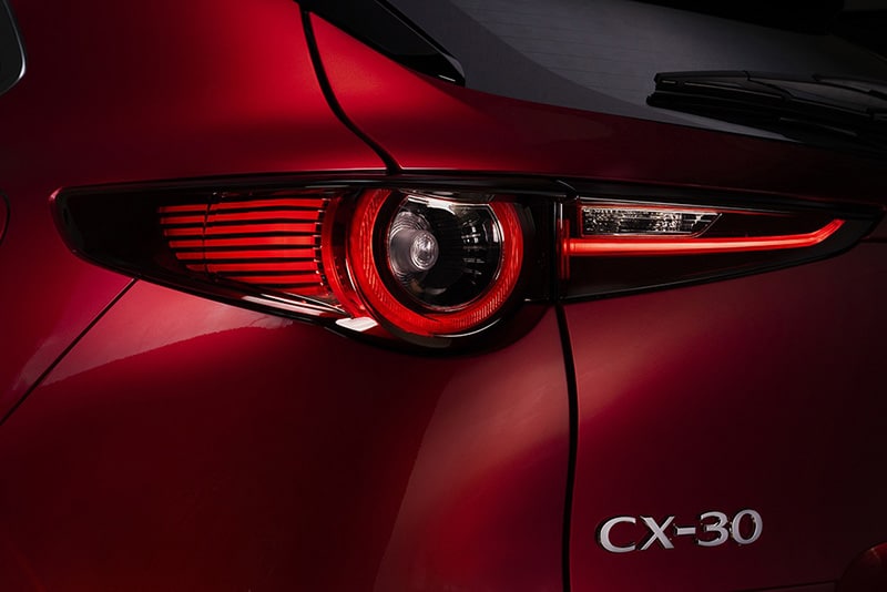 Cụm đèn hậu elip đặc trưng của Mazda CX-30 2023.