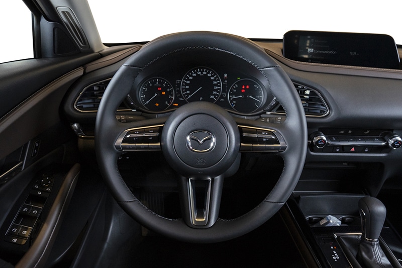 Mazda CX-30 2023 có vô-lăng 3 chấu bọc da.
