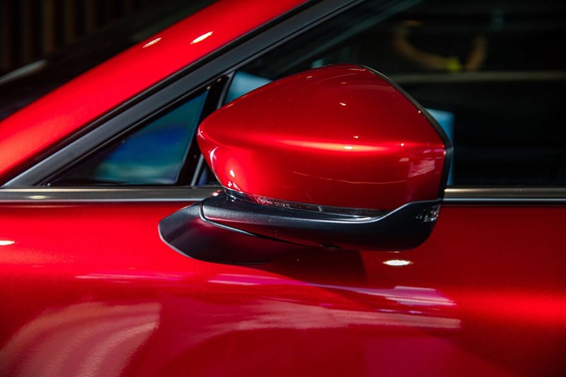 Mazda CX-30 có gương chiếu hậu nhiều tính năng hiện đại.