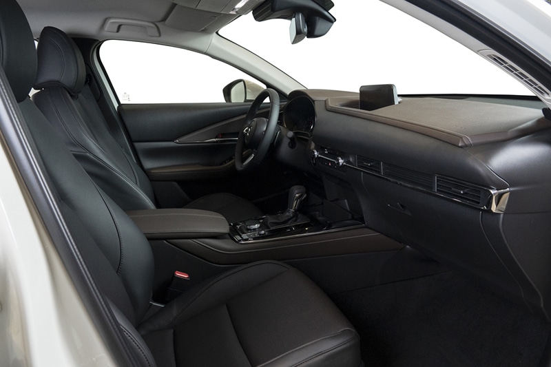 Ghế xe Mazda CX-30 bọc da cao cấp, ghế lái nhớ vị trí.