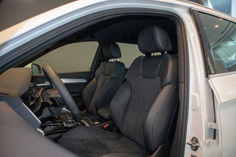 Audi Q5 2023 với ghế da cao cấp.