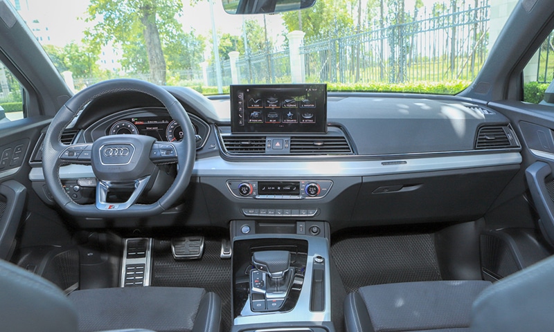 Audi Q5 2023 với nội thất đơn giản mà hiện đại.