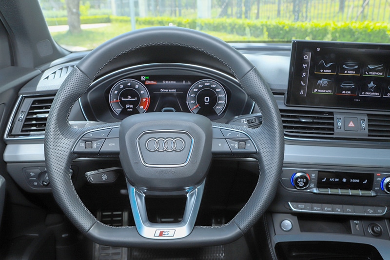 Audi Q5 2023 với vô-lăng D-Cut.