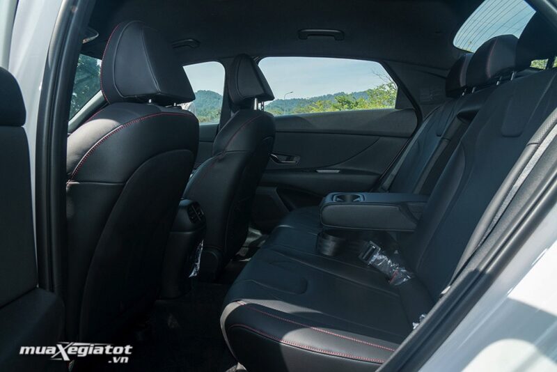 Hyundai Elantra 2023 với hàng ghế sau khá thoải mái.
