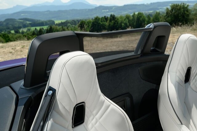 biến thể sDrive30i nay đã được trang bị tiêu chuẩn gói nội thất M Sport mới bao gồm ghế thể thao, vô lăng bọc da M, pedan M, tựa chân người lái M và mặt táp lô bọc da SensaTec.