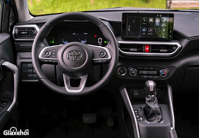 Vô lăng của chiếc Toyota Raize 2023 được thiết kế dạng ba chấu bọc da với các nút bấm thông minh