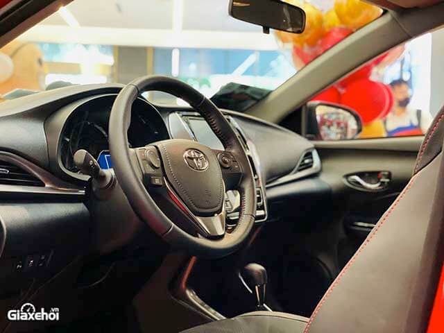 Toyota Vios 2022 sử dụng vô lăng 3 chấu bọc da, đi kèm một số nút bấm tiện lợi.