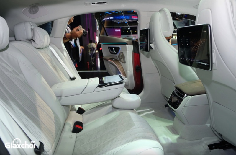 Mercedes-Benz EQS 2023 sở hữu không gian rộng rãi.