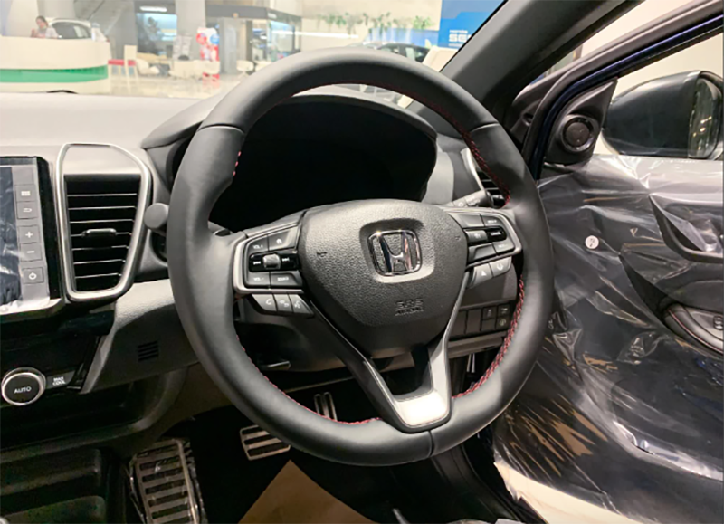 Honda City RS Hybrid 2023 có vô-lăng được bổ sung thêm nhiều nút bấm của gói an toàn cao cấp.