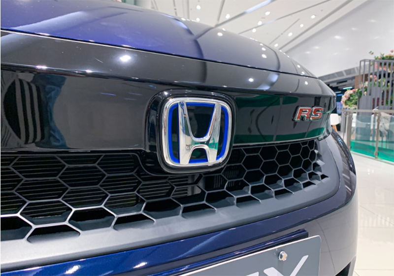 Logo xanh Hybrid là điểm nhận diện trên Honda City RS Hybrid 2023 đang bán ở Thái Lan.