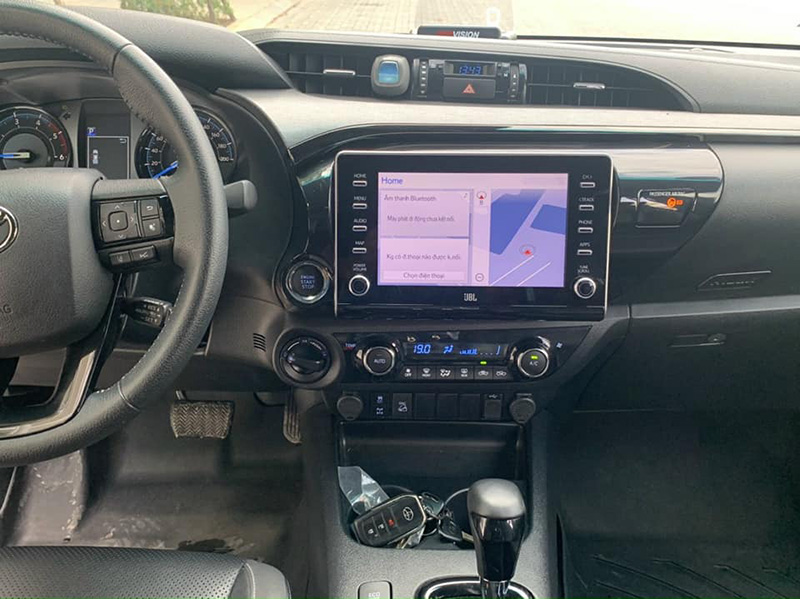 Toyota Hilux Adventure sử hữu màn hình cảm ứng 9 inch, hệ thống 9 loa JBL hiện đại cùng nhiều tiện nghi cao cấp hơn.