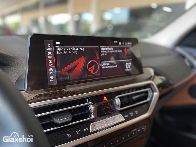 Tiện nghi trên BMW X3 2023 vẫn nổi bật với màn hình giải trí cỡ lớn đặt trên bảng taplo trung tâm.