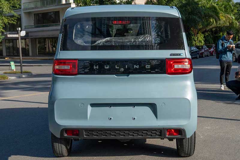 Wuling HongGuang Mini EV có thiết kế phần đuôi giống đầu xe với dải đen nối liền cụm đèn hậu LED bo tròn bên trong, ngoài vuông vức.